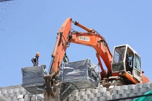 Bắt đầu phá dỡ tường chắn khổng lồ trái phép ở Nha Trang