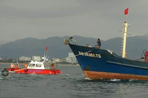 Tàu cá vỏ thép bị chìm, 6 ngư dân được tàu bạn cứu vớt