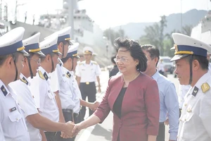 Phó Chủ tịch nước thăm cán bộ, chiến sĩ Vùng 4 Hải quân 