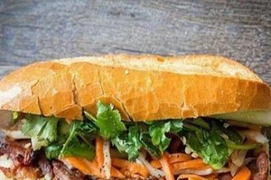 15 người nhập viện sau khi ăn bánh mì