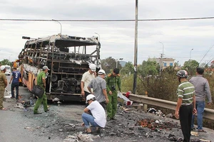 Xe giường nằm chở 40 khách bốc cháy trơ khung