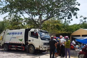 Xe chở rác lao vào cổng chợ tông chết một phụ nữ