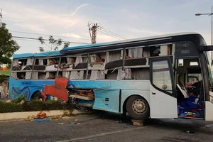 2 xe giường nằm tông nhau, 25 người thương vong