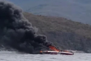 Cháy ca nô chở khách trên vịnh Nha Trang, 2 người bị bỏng nặng