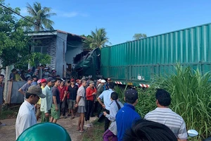 Xe container đâm vào nhà ven đường, một người tử nạn
