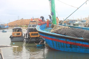 Bão số 5 đánh hỏng hơn 70 tàu cá ở Quy Nhơn