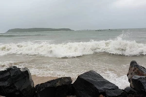 Gió giật dữ dội, sóng biển ở Phú Yên cao 6-8 m