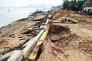 Kè sông 12 tỉ chưa bàn giao đã vỡ nát