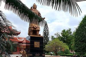 Thay đá mới sân Bảo tàng Quang Trung dù mặt sân đang đẹp