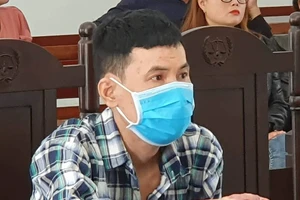 Kẻ tưới xăng đốt vợ bị phạt 16 năm tù