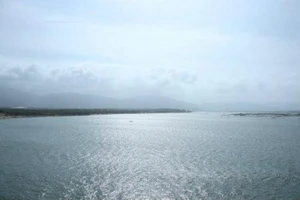 1 ngư dân bị sóng đánh rơi xuống biển mất tích