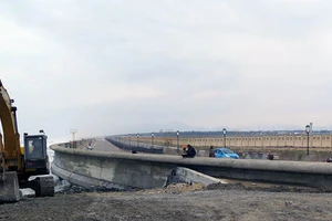 Sạt lở tuyến kè biển uy hiếp sân bay Tuy Hòa