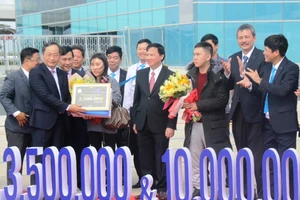 2 vị khách đặc biệt được Khánh Hòa tặng 10 triệu, quà