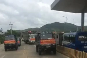 Tài xế phản đối thu phí, quốc lộ 26 bị ách tắc kéo dài