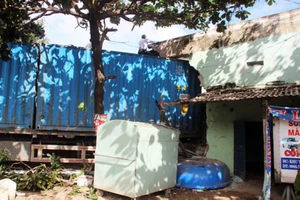 Xe đầu kéo tông sập 2 nhà dân, tài xế chết kẹt trong cabin