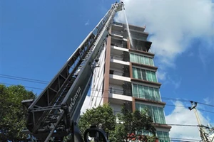 Cháy khách sạn ở Nha Trang, nhiều người tháo chạy 