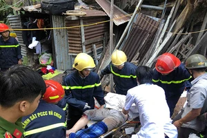 Đang ngồi đốt vàng mã, 2 mẹ con bị đá đè nguy kịch 