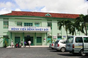 Xét nghiệm lại nữ nhân viên lễ tân nghi nhiễm virus Corona