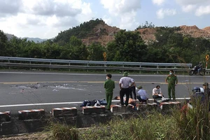 Xe máy vượt xe tải trên đèo Cả, 2 người tử nạn