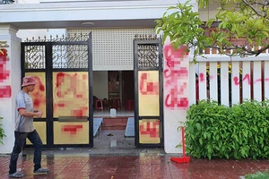 Nhà riêng giám thị trại giam bị tạt sơn, chất bẩn