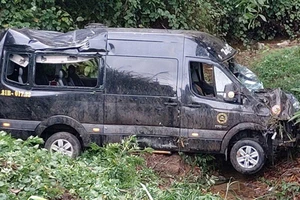 Xe Limousine chở 8 người lao xuống vực sâu gần 10m ở Bình Định