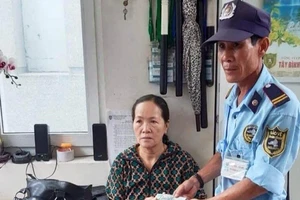 Bảo vệ trả lại hơn 100 triệu đồng cho người đánh rơi