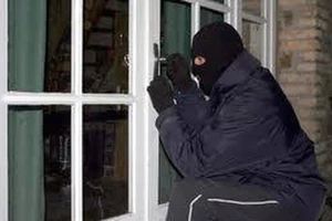 Cạy tủ nhà người yêu trộm 30 triệu đồng