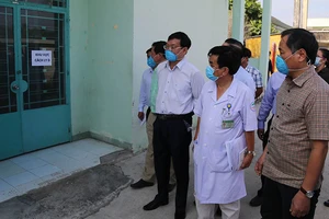 Bác sĩ khám cho bệnh nhân thứ 17 âm tính với COVID-19