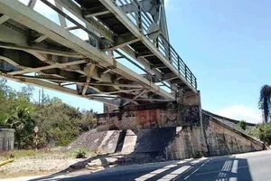 Chụp ảnh trên cầu đường sắt, 2 nữ sinh bị tàu lửa tông chết