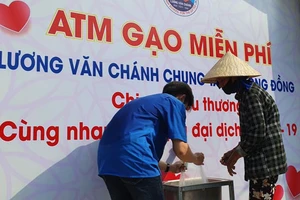 Thầy trò trường chuyên giúp người nghèo trong đại dịch