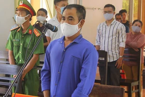 Chủ quán cà phê đánh đoàn chống dịch bị 18 tháng tù