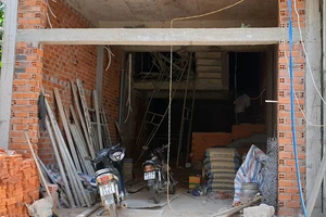 Sập giàn giáo, 4 người rơi từ tầng 2