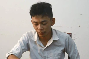 Con cầm dao đuổi chém cha, đánh luôn công an