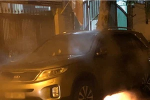 6 ô tô bị tưới xăng đốt cháy trong đêm