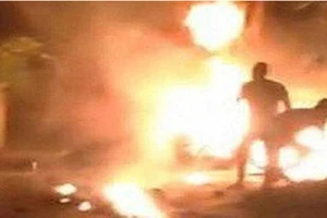 Nghịch tử tưới xăng đốt cha, 4 người thương vong