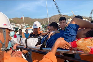 Cứu 1 ngư dân nguy kịch trên vùng biển Khánh Hòa