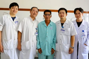 2 bệnh nhân được sáng mắt nhờ 1 thanh niên hiến giác mạc