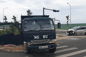 Ô tô con biến dạng sau va chạm, 2 phụ nữ nhập viện cấp cứu