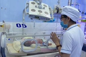 Một bé trai sơ sinh bị bỏ trong túi ni lông đặt bên hông nhà