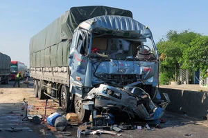 Tông xe tải đang dừng đèn đỏ, tài xế tử vong trong cabin