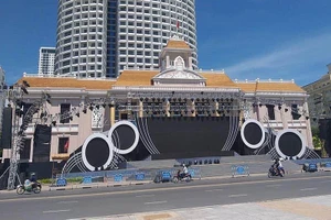 Sân khấu chính của Lễ hội đã được dựng hoành tráng trên Quảng trường 2-4