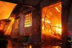 Nhà xưởng 3.000 m2 chứa đồ gỗ xuất khẩu bị cháy rụi