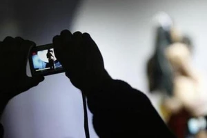 Tống tình thiếu nữ bằng clip 'nóng'