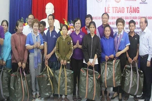 Tặng 2.000 bộ áo phao đa năng cho ngư dân khó khăn