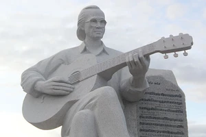 Đặt tượng Trịnh Công Sơn bên 'Biển nhớ' Quy Nhơn