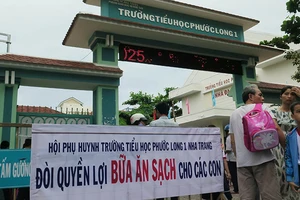 Kiểm tra trường tiểu học bị tố xén phần ăn của học sinh