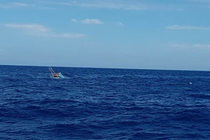 Mất liên lạc với 4 ngư dân trên tàu cá bị phá nước 