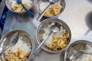 Trường tiểu học bớt xén phần ăn của học sinh bán trú