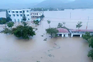 Hàng chục ngàn căn nhà ở Phú Yên vẫn ngập trong lũ