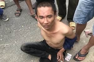 Kẻ cướp dùng dao khống chế xe ôm bị người dân vây bắt